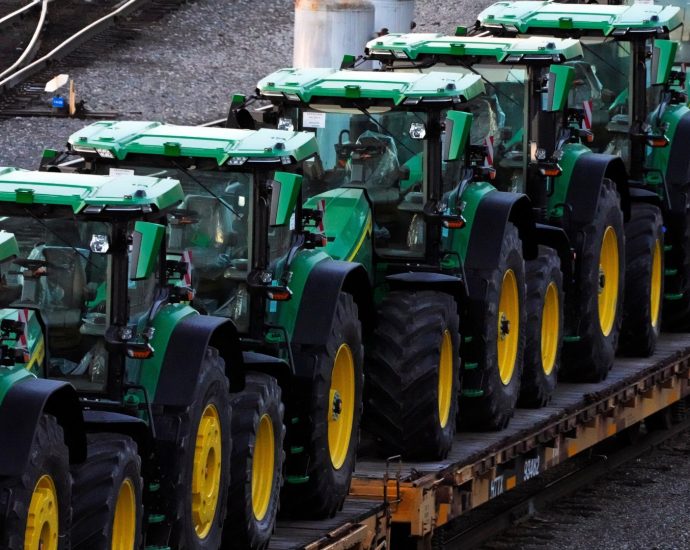 farmers-are-being-notified-about-a-settlement-with-john-deere.-does-it-go-far-enough?