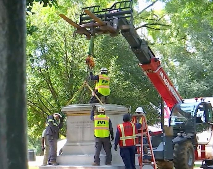 virginia-removes-three-confederate-memorials-from-richmond