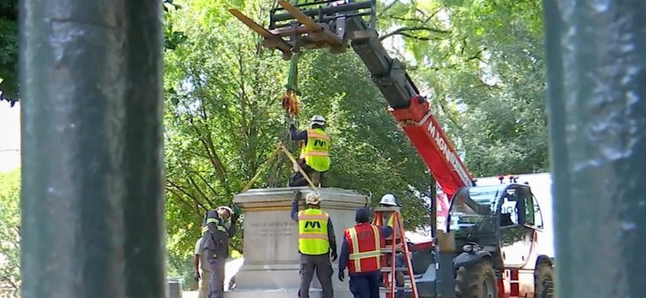 virginia-removes-three-confederate-memorials-from-richmond