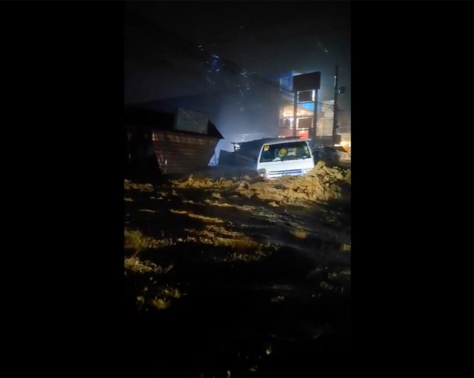 video:-raging-floodwaters-sweep-away-lorry-in-the-philippines