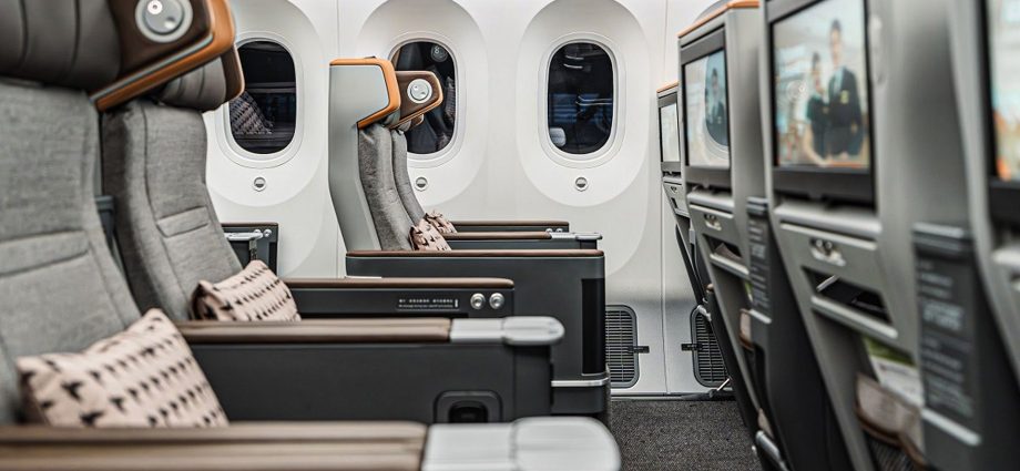 the-striking-differences-between-business-class-&-premium-economy-on-ultra-long-haul-flights