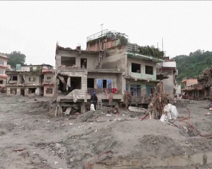 people-return-to-their-flood-ravaged-homes-in-nepal
