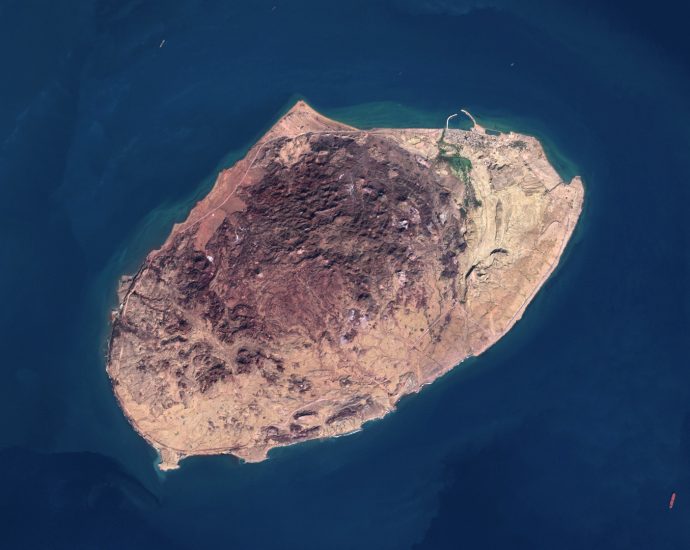 iran-vows-‘punishment’-after-us-strikes-on-iran’s-larak-island