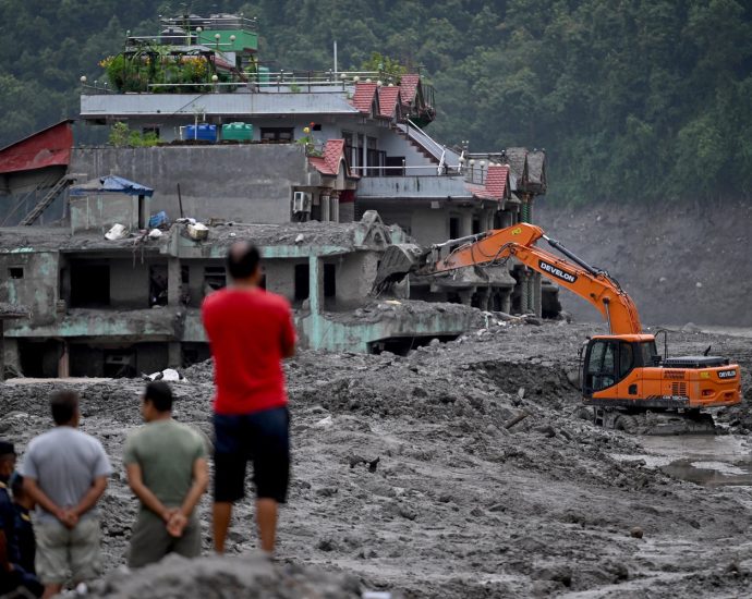 death-toll-in-nepal-floods-tops-900,-number-of-missing-nearly-doubles-to-over-4,200