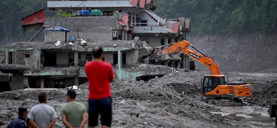 death-toll-in-nepal-floods-tops-900,-number-of-missing-nearly-doubles-to-over-4,200
