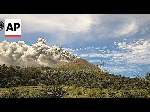 sinabung-volcano-on-indonesia’’s-sumatra-island-erupts-with-a-column-of-thick-ash