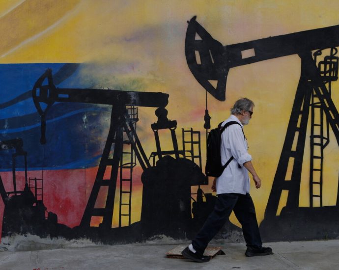 the-us-venezuela-oil-deal-won’t-lower-your-gas-prices.-here’s-what-you-need-to-know
