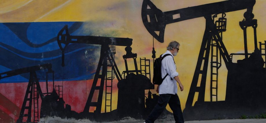 the-us-venezuela-oil-deal-won’t-lower-your-gas-prices.-here’s-what-you-need-to-know