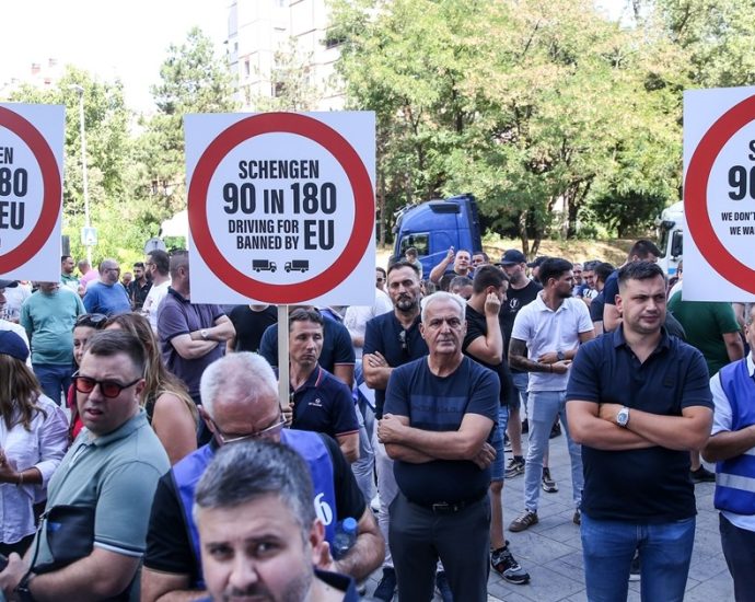 western-balkans-truck-drivers-threaten-eu-border-blockade