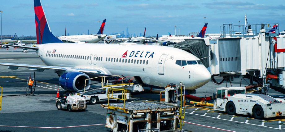 why-delta-air-lines-quietly-killed-3-new-york-jfk-routes-&-sent-them-all-to-laguardia-instead