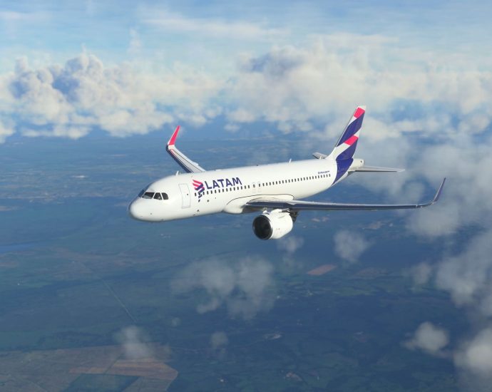 latam-airbus-a320-veers-dozens-of-feet-off-runway-in-rainy-brazil