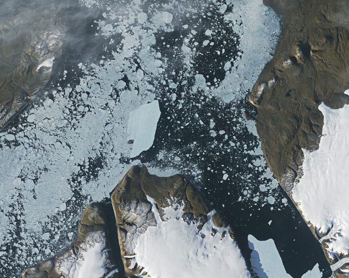 ice-island-survives-run-in-with-joe-island