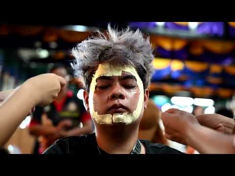 thais-flock-to-get-a-face-blessing-ritual-amid-economic-hardships