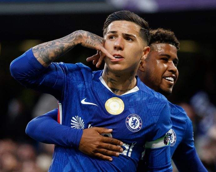 fernandez-transfers-to-man-city-from-chelsea-in-joint-british-record-fee