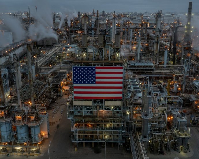 the-traitor-meets-oil-chiefs-as-refineries-max-out,-gas-prices-refuse-to-budge