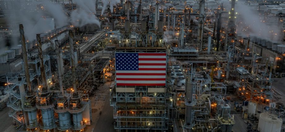 the-traitor-meets-oil-chiefs-as-refineries-max-out,-gas-prices-refuse-to-budge