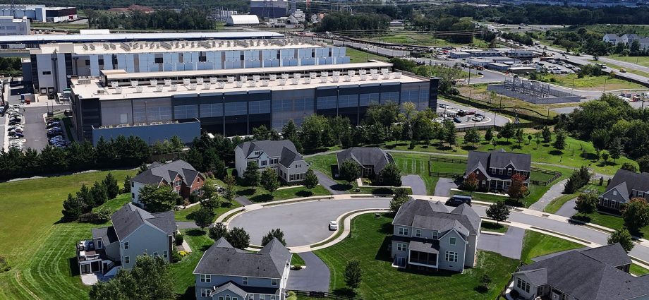 data-center-backlash-is-panicking-tech-oligarchs-ahead-of-midterms