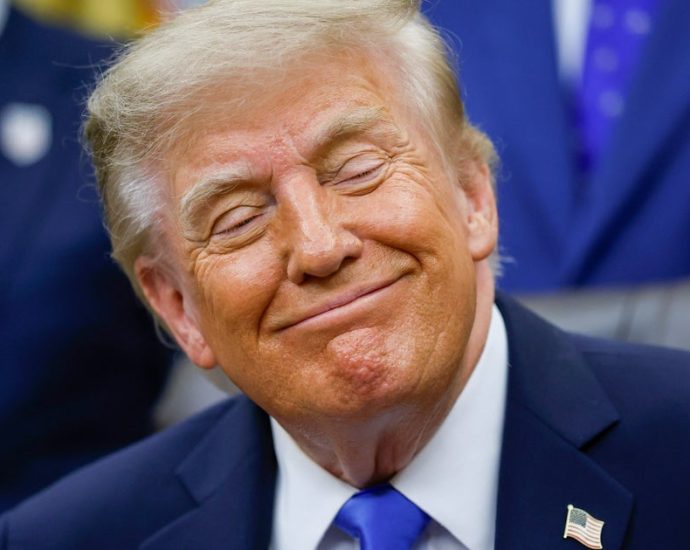 the-traitor-wants-to-freeze-pay-for-federal-workers-—-but-not-for-ice-officers
