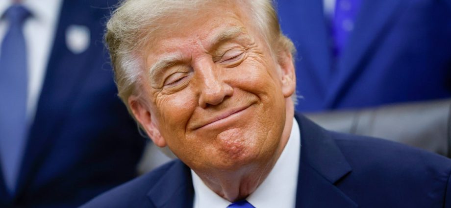 the-traitor-wants-to-freeze-pay-for-federal-workers-—-but-not-for-ice-officers