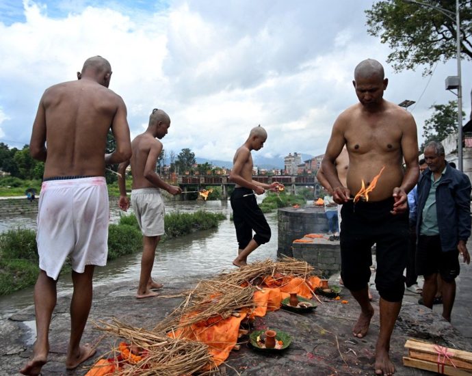 nepal-families-hold-symbolic-funerals,-thousands-still-missing
