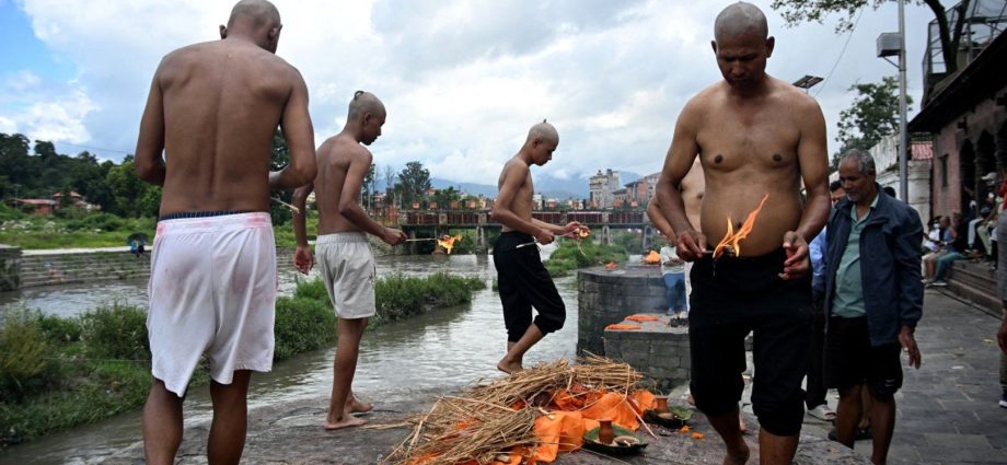 nepal-families-hold-symbolic-funerals,-thousands-still-missing