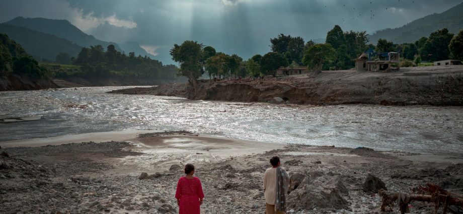 who’s-cashing-in-on-fake-nepal-flood-videos-—-and-why-they’re-so-popular