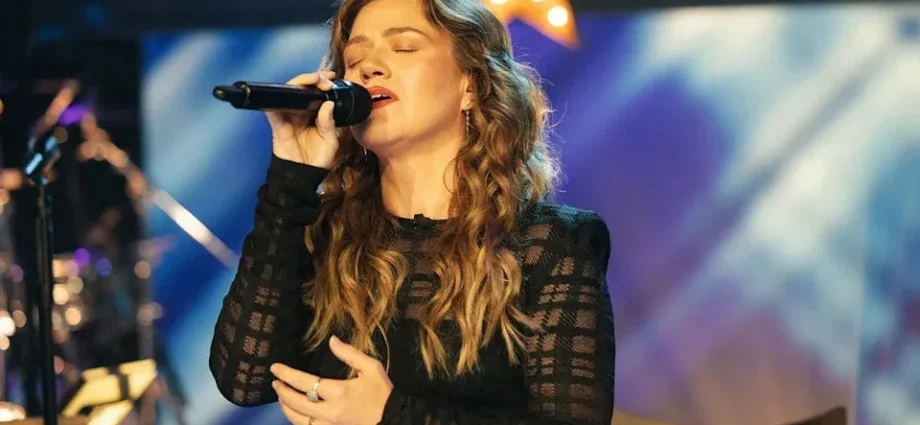 inside-kelly-clarkson’s-final-talk-show-taping-after-7-seasons-on-the-air