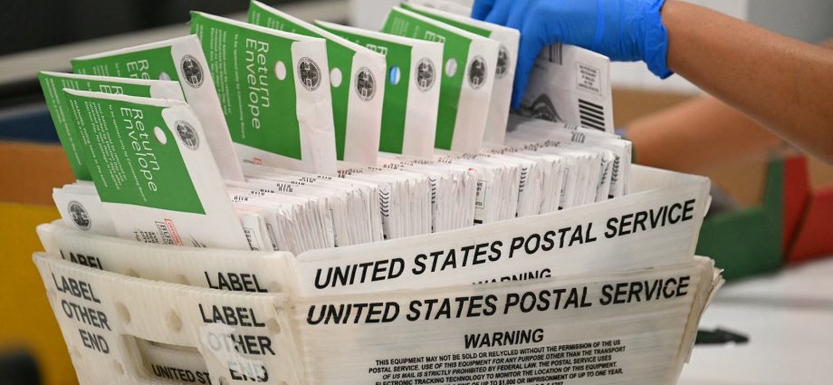new-mail-voting-rules-moved-forward-despite-usps-officials’-concerns-about-mass-disenfranchisement