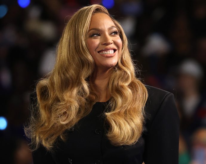 beyonce-revisits-‘b’day’-with-selena-duet-and-unreleased-music