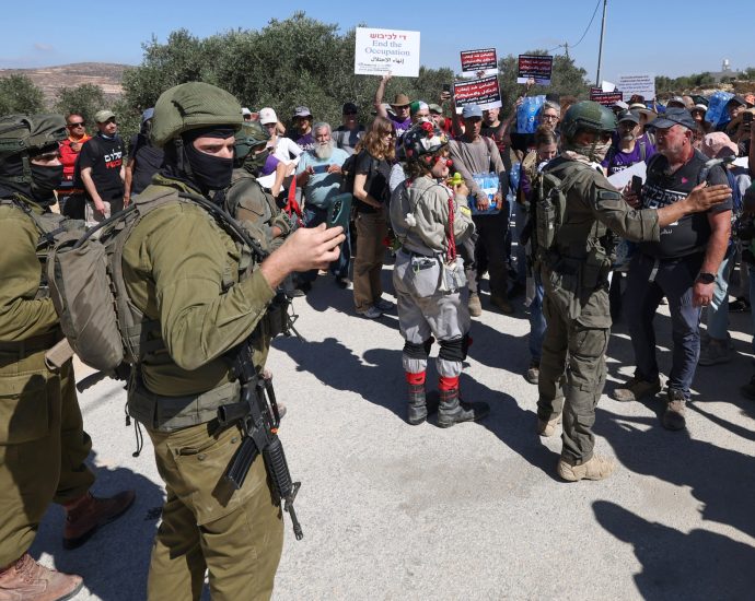 israeli-police-kill-palestinian-in-jerusalem-as-army-blocks-aid-for-qusra