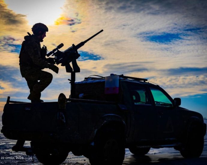 ukraine-orders-temporary-ceasefire-as-us-envoys-visit-moscow.-air-raid-alert-sounds-in-kyiv-immediately-as-pause-begins