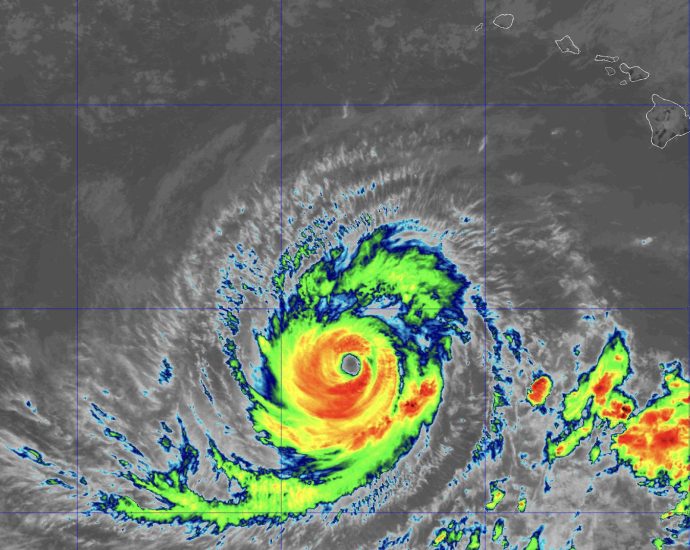 hurricane-lowell-threatens-hawaiian-islands-with-life-threatening-surf