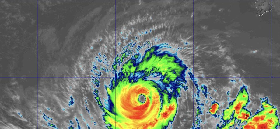 hurricane-lowell-threatens-hawaiian-islands-with-life-threatening-surf
