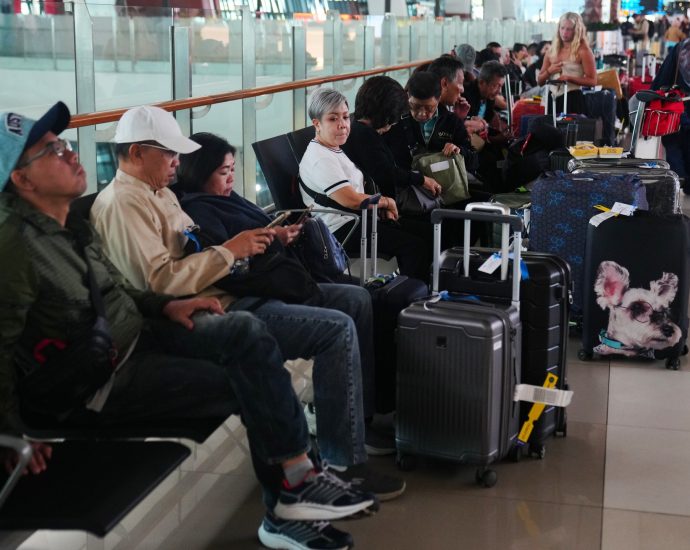 indonesia’s-main-airport-suspends-flights-due-to-anak-krakatau-eruption