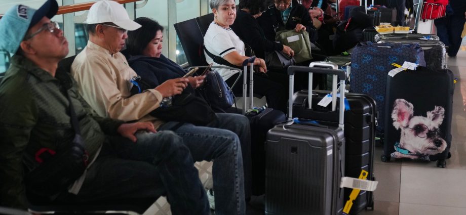 indonesia’s-main-airport-suspends-flights-due-to-anak-krakatau-eruption