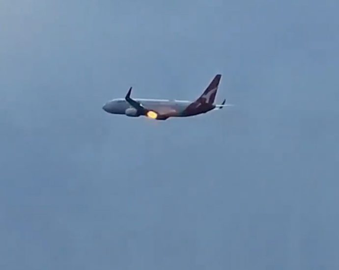 flames-burst-from-qantas-plane-engine-after-new-zealand-takeoff
