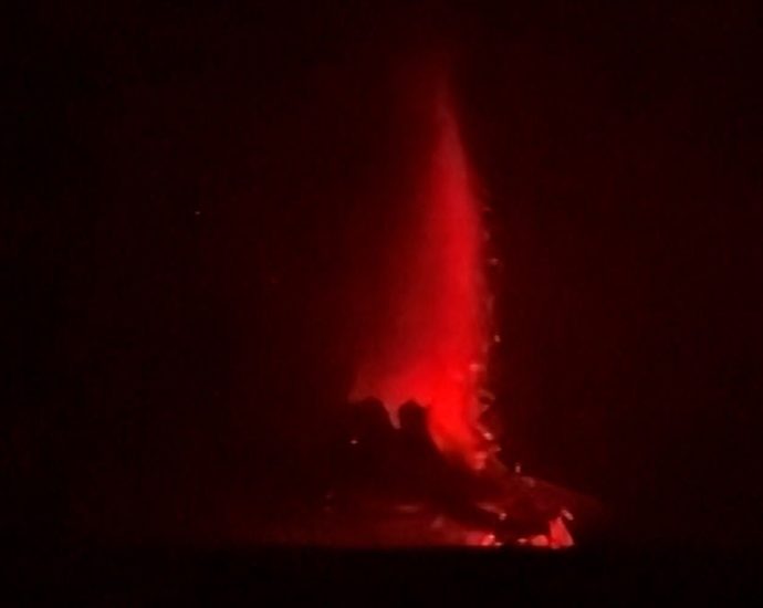 indonesia-volcano-eruption-disrupts-hundreds-of-flights