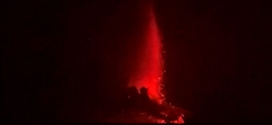 indonesia-volcano-eruption-disrupts-hundreds-of-flights