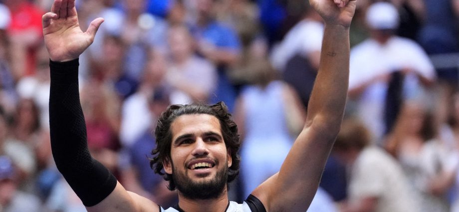alcaraz-breezes-into-last-eight-at-us-open