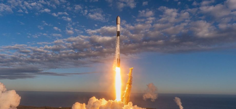SpaceX Falcon 9 rocket launches 27 Starlink satellites, lands on ship at sea (video)