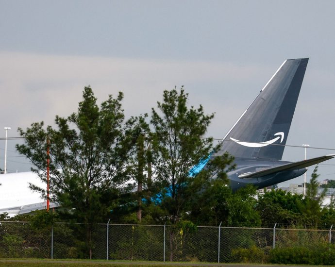 5-dead-after-cargo-plane-overruns-runway-at-miami-international-airport,-halting-flights