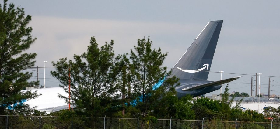 5-dead-after-cargo-plane-overruns-runway-at-miami-international-airport,-halting-flights