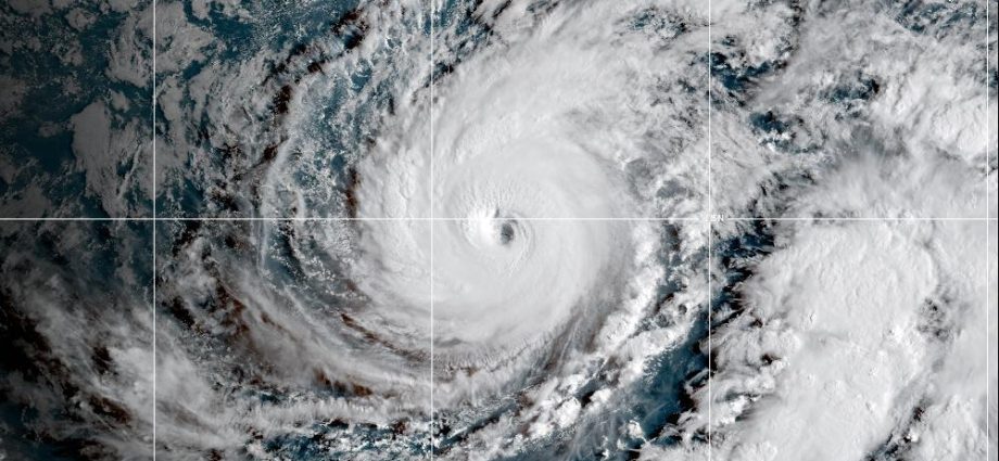 hurricane-lowell-gets-closer-to-hawaii-as-marie-brings-heavy-rain-to-california