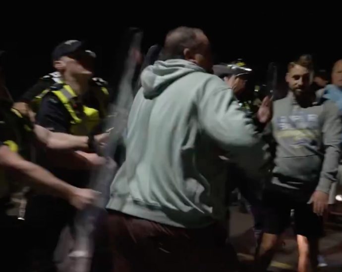 anti-immigration-protesters-clash-with-police-in-uk-after-boat-arrival