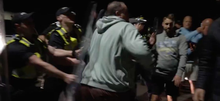 anti-immigration-protesters-clash-with-police-in-uk-after-boat-arrival