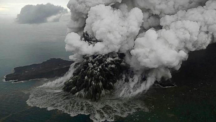 indonesia-volcano-erupts,-cancelling-hundreds-of-flights-and-stranding-thousands