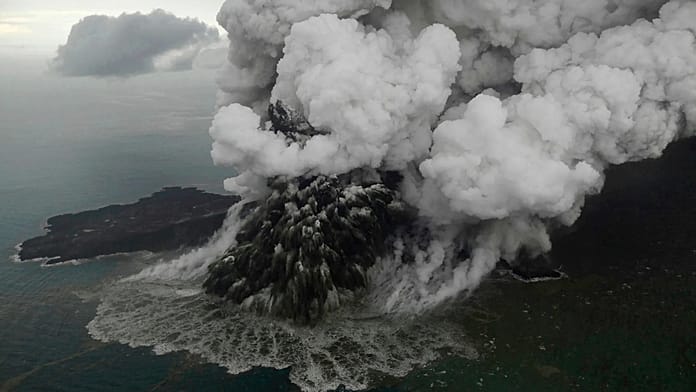 indonesia-volcano-erupts,-cancelling-hundreds-of-flights-and-stranding-thousands