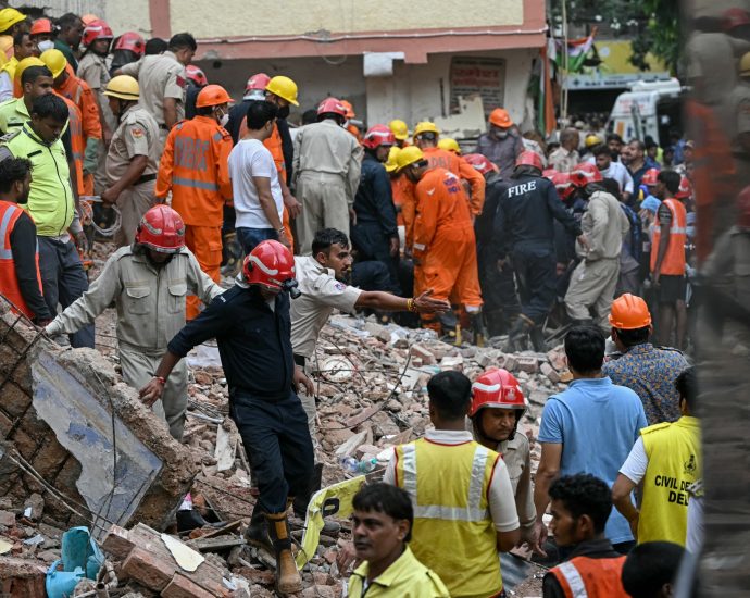 india-teams-search-for-survivors-after-delhi-building-collapse-kills-six