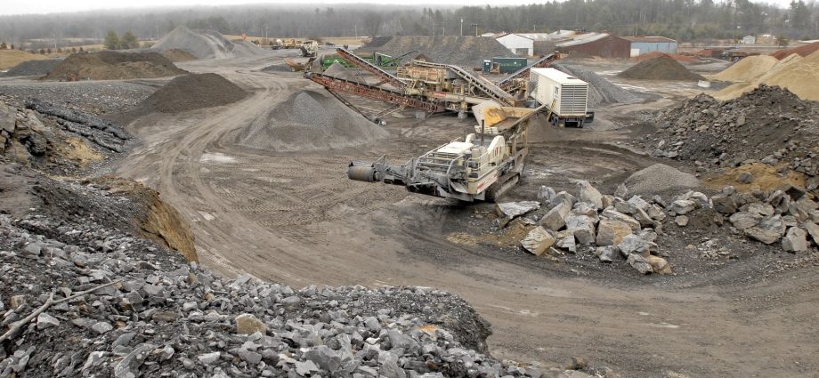 the-winners-and-losers-of-maine’s-race-to-armor-its-shoreline-against-climate-change