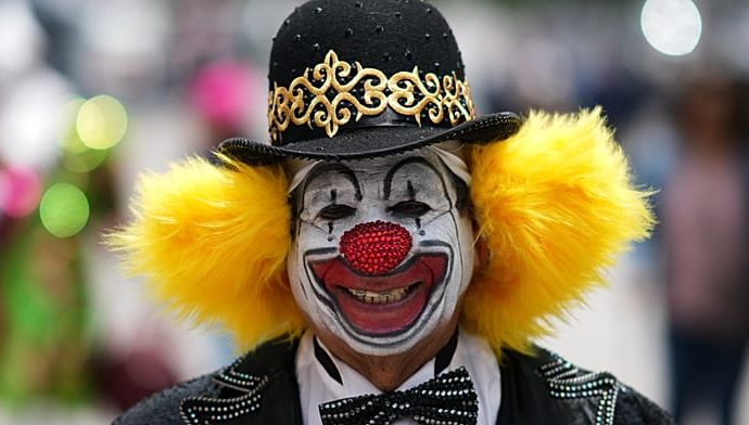 clowns-take-over-the-streets-of-brazil’s-historic-mariana
